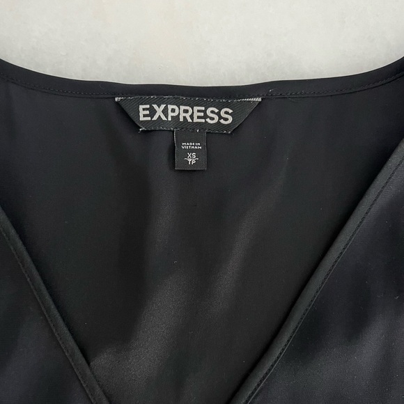 🎀Express black open shoulders blouse size XS🎀 excellent used condition!! - Picture 3 of 4